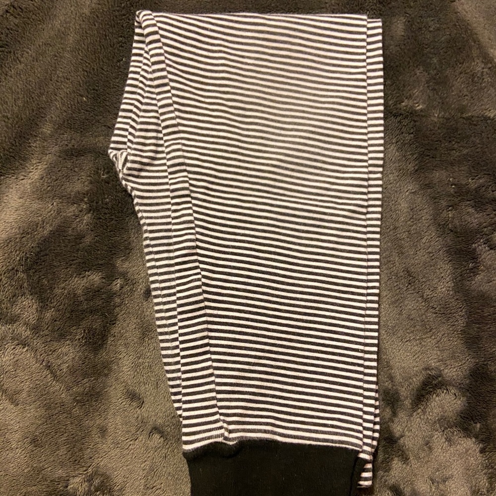 Crazy 8 black and white leggings